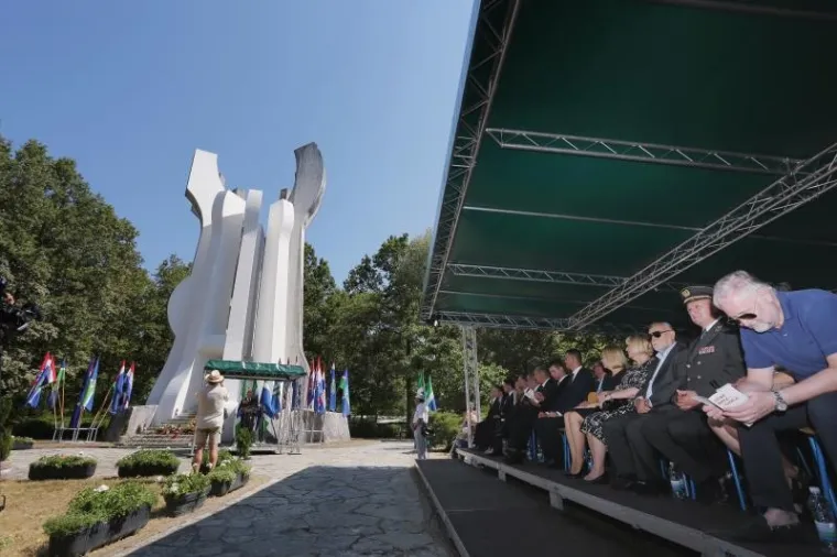 SVEČANA PROSLAVA U BREZOVICI: U &scaron;umi pokraj Siska obilježen je Dan antifa&scaron;ističke borbe. Stigli brojni političari, ali ne i državni vrh