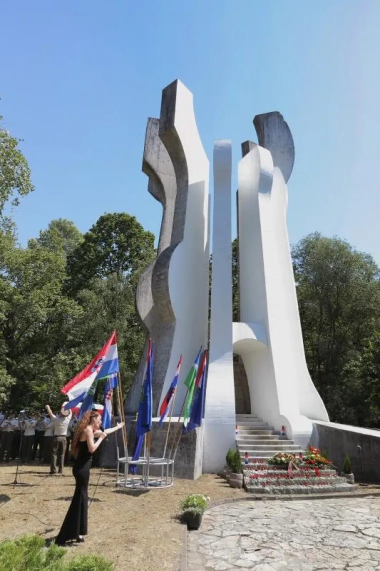 SVEČANA PROSLAVA U BREZOVICI: U &scaron;umi pokraj Siska obilježen je Dan antifa&scaron;ističke borbe. Stigli brojni političari, ali ne i državni vrh