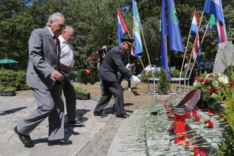 SVEČANA PROSLAVA U BREZOVICI: U &scaron;umi pokraj Siska obilježen je Dan antifa&scaron;ističke borbe. Stigli brojni političari, ali ne i državni vrh