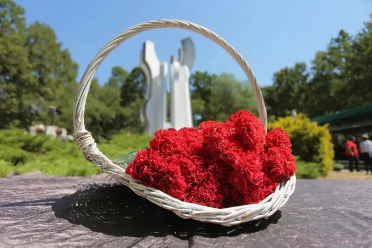 Svečanost obilježavanja Dana antifa&scaron;ističke borbe u Hrvatskoj počela je u četvrtak prijepodne u &scaron;umi Brezovica kod Siska u znak sjećanja na osnivanje prve naoružane antifa&scaron;ističke postrojbe u Hrvatskoj i okupiranoj Europi u Drugom svjetskom ratu &ndash; Prvog sisačkog partizanskog odreda, 22. lipnja 1941. godine.