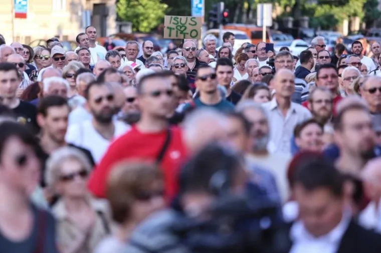Antifa&scaron;isticka liga RH, uz podr&scaron;ku većeg broja organizacija civilnog dru&scaron;tva i nekih političkih stranaka, organizirala obilježavanje i proslavu Dana antifa&scaron;isticke borbe na Trgu mar&scaron;ala Tita kako bi upozorili na nastojanja da se 'izbri&scaron;e sjećanje na dio hrvatske povijesti'