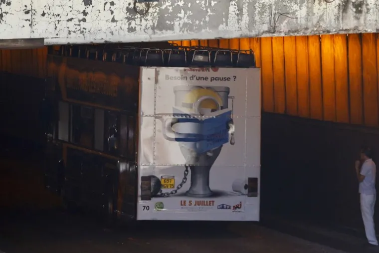 BIZARNA NESREĆA U SREDIŠTU PARIZA: Turistički autobus prepun putnika zapeo o svod tunela