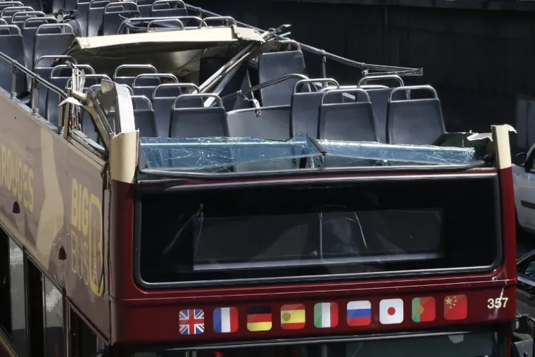 BIZARNA NESREĆA U SREDIŠTU PARIZA: Turistički autobus prepun putnika zapeo o svod tunela