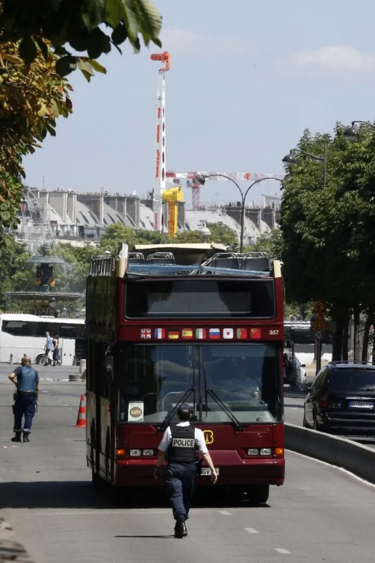 BIZARNA NESREĆA U SREDIŠTU PARIZA: Turistički autobus prepun putnika zapeo o svod tunela