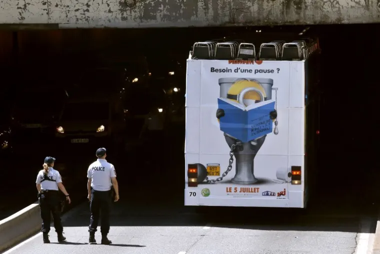 BIZARNA NESREĆA U SREDIŠTU PARIZA: Turistički autobus prepun putnika zapeo o svod tunela