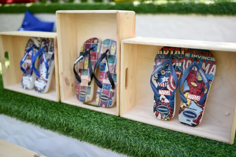 Poznate i patentirane Havaianas japanke napravljene od prirodne gume, obilježit će ovu sezonu velikim brojem kolorističkih varijanti. Dizajnerske kolaboracije poput one s Disneyjem, Star Wars franšizom ili Marvelom, svojim neodoljivim grafikama stavit će osmijeh na mnoga stopala.