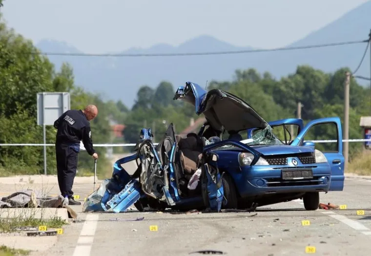 U Ličkom Cerju kod Lovinca danas se oko 11 sati dogodila te&scaron;ka prometna nesreća u kojoj su sudjelovala tri vozila. U nesreći su, kako doznajemo, poginule dvije osobe, žena i dijete.