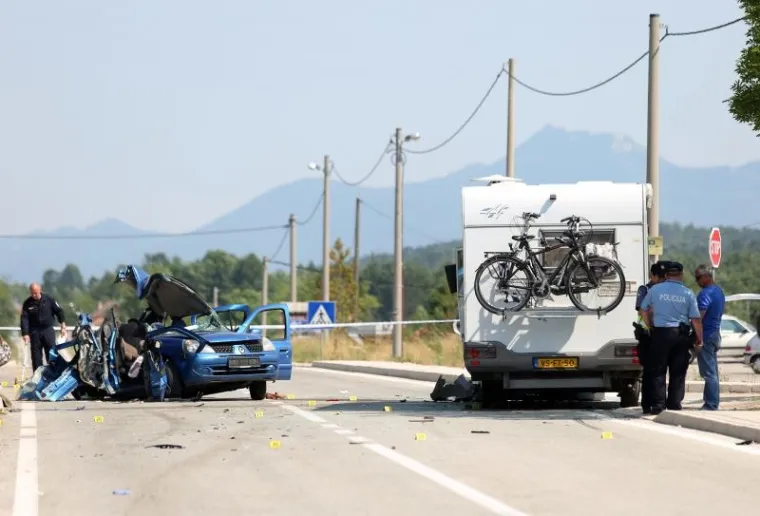 STRAVIČNI PROZORI: U te&scaron;koj nesreći u Ličkom Cerju poginuli su žena i dijete