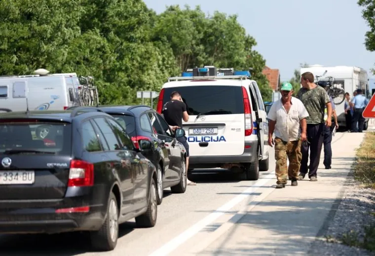 STRAVIČNI PROZORI: U te&scaron;koj nesreći u Ličkom Cerju poginuli su žena i dijete