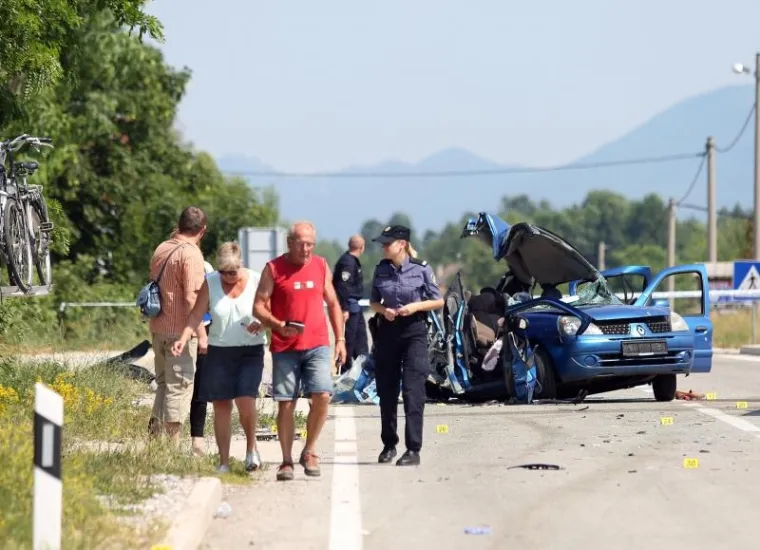 STRAVIČNI PROZORI: U te&scaron;koj nesreći u Ličkom Cerju poginuli su žena i dijete