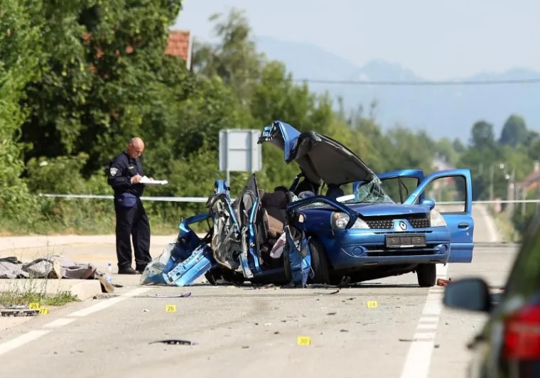 STRAVIČNI PROZORI: U te&scaron;koj nesreći u Ličkom Cerju poginuli su žena i dijete