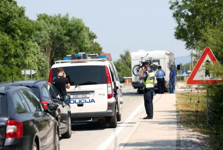 STRAVIČNI PROZORI: U te&scaron;koj nesreći u Ličkom Cerju poginuli su žena i dijete
