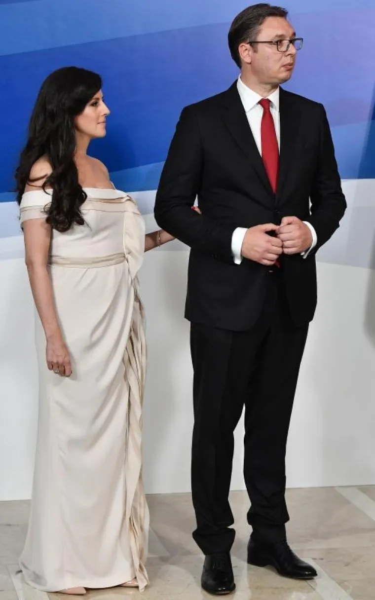 KOLINDA NA VUČIĆEVU INAUGURACIJU STIGLA U JARKO RUŽIČASTOJ HALJINI: Malom Vukanu Vučiću donijela poklon