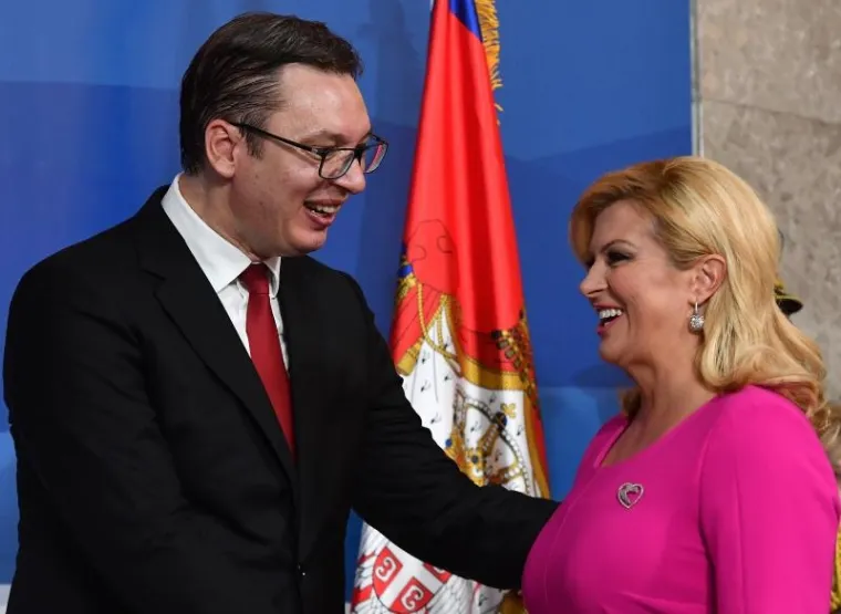 KOLINDA NA VUČIĆEVU INAUGURACIJU STIGLA U JARKO RUŽIČASTOJ HALJINI: Malom Vukanu Vučiću donijela poklon