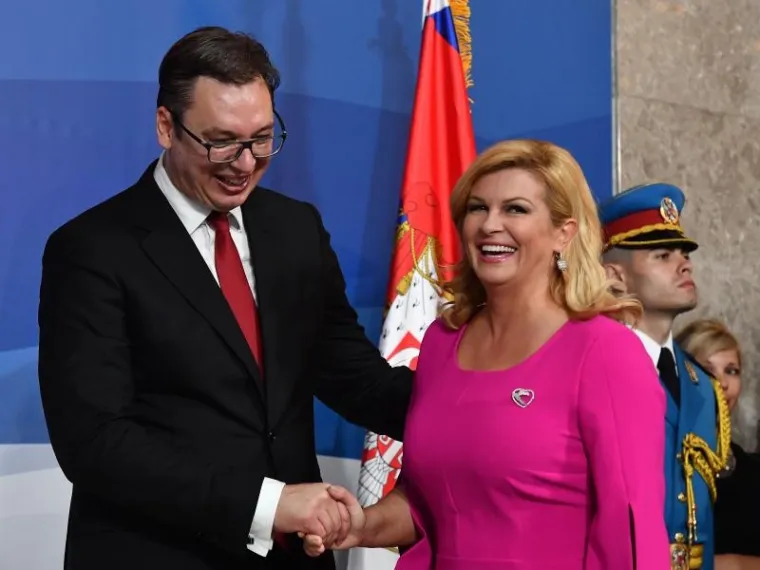 KOLINDA NA VUČIĆEVU INAUGURACIJU STIGLA U JARKO RUŽIČASTOJ HALJINI: Malom Vukanu Vučiću donijela poklon