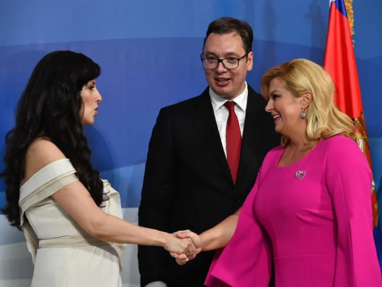 KOLINDA NA VUČIĆEVU INAUGURACIJU STIGLA U JARKO RUŽIČASTOJ HALJINI: Malom Vukanu Vučiću donijela poklon