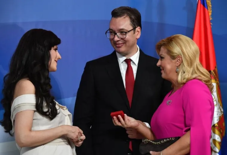 KOLINDA NA VUČIĆEVU INAUGURACIJU STIGLA U JARKO RUŽIČASTOJ HALJINI: Malom Vukanu Vučiću donijela poklon
