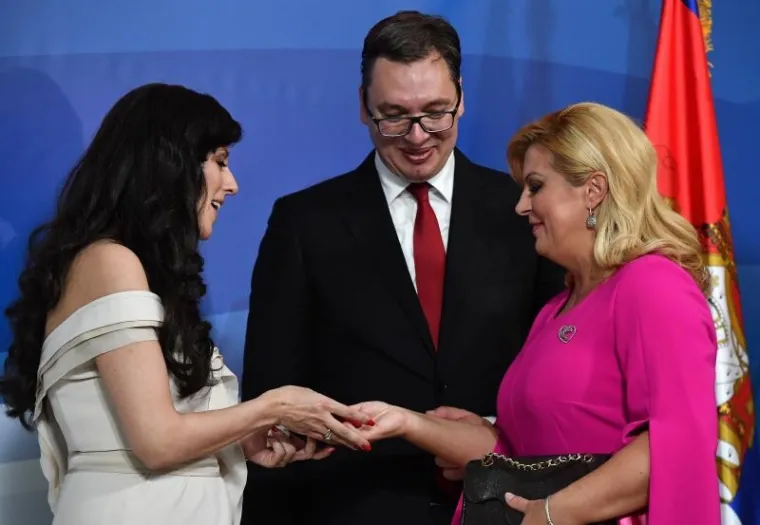 KOLINDA NA VUČIĆEVU INAUGURACIJU STIGLA U JARKO RUŽIČASTOJ HALJINI: Malom Vukanu Vučiću donijela poklon