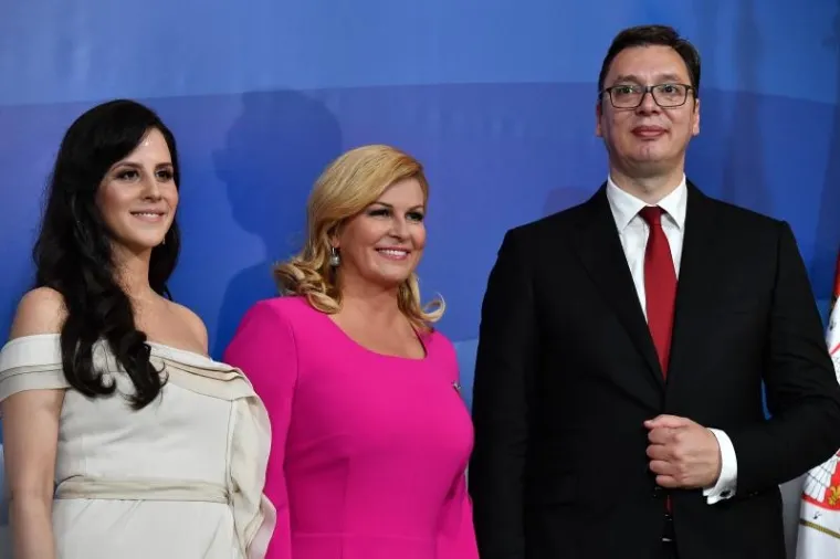 KOLINDA NA VUČIĆEVU INAUGURACIJU STIGLA U JARKO RUŽIČASTOJ HALJINI: Malom Vukanu Vučiću donijela poklon