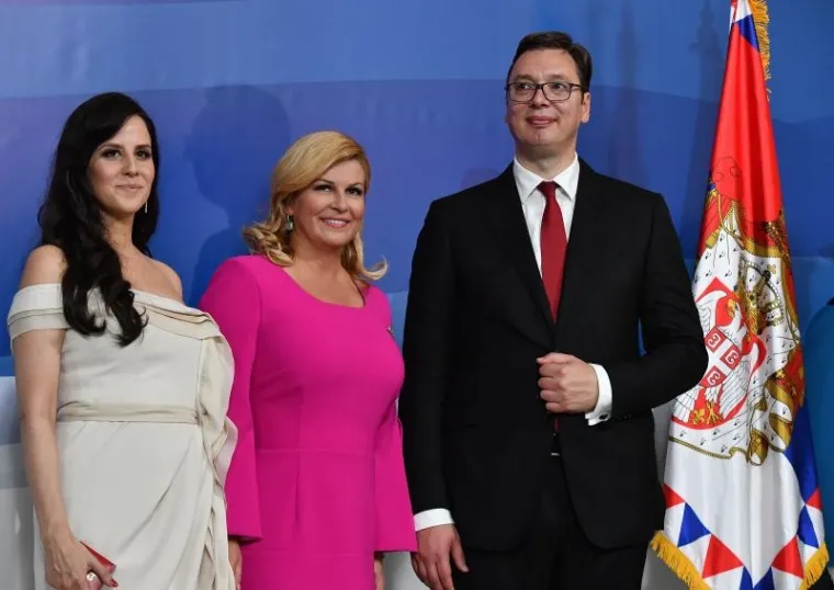 Predsjednica Republike Kolinda Grabar-Kitarović na svečanoj inauguraciji predsjednika Republike Srbije Aleksandra Vučića u palači Srbija zabljesnula je u jarko ružičastoj haljini koju je, za ovu priliku, uparila s cipelama iste nijanse. Predsjednica je nakon čestitanja novom srbijanskom predsjedniku uručila prvoj dami, Tamari Vučić, malu crvenu kutiju - poklon za njihovog novorođenog sina Vukana.