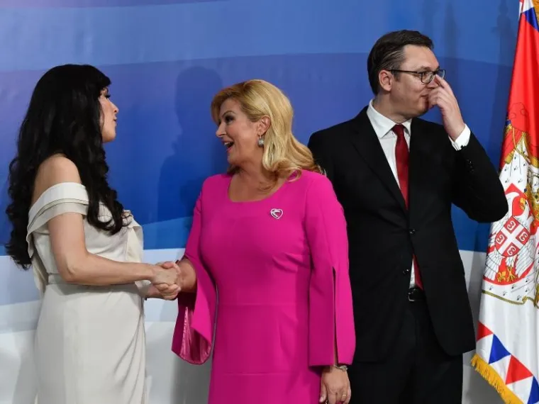 KOLINDA NA VUČIĆEVU INAUGURACIJU STIGLA U JARKO RUŽIČASTOJ HALJINI: Malom Vukanu Vučiću donijela poklon