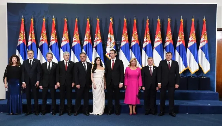 KOLINDA NA VUČIĆEVU INAUGURACIJU STIGLA U JARKO RUŽIČASTOJ HALJINI: Malom Vukanu Vučiću donijela poklon