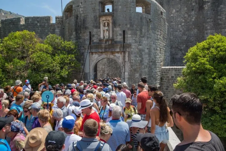 KAOS NA PILAMA: Skoro 8 tisuća turista navalila u centar Dubrovnika, nastala blokada