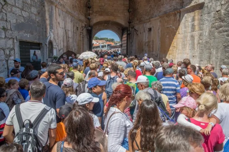KAOS NA PILAMA: Skoro 8 tisuća turista navalila u centar Dubrovnika, nastala blokada