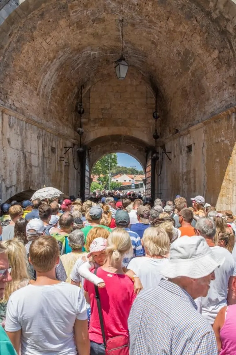 KAOS NA PILAMA: Skoro 8 tisuća turista navalila u centar Dubrovnika, nastala blokada