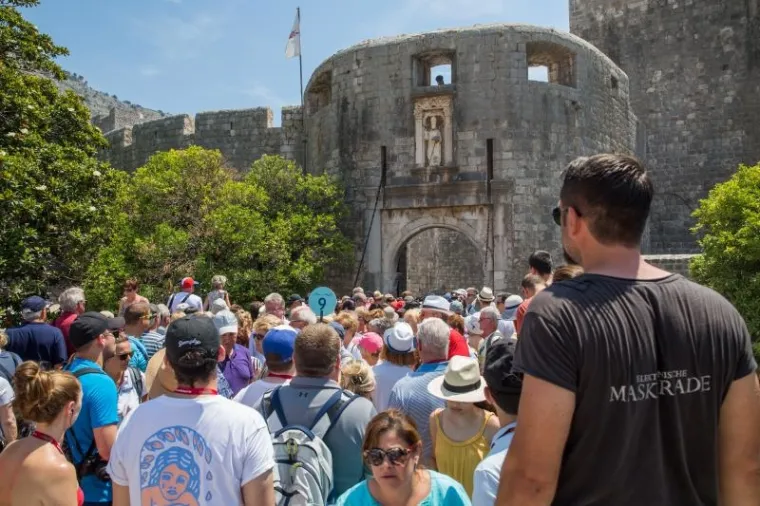 KAOS NA PILAMA: Skoro 8 tisuća turista navalila u centar Dubrovnika, nastala blokada