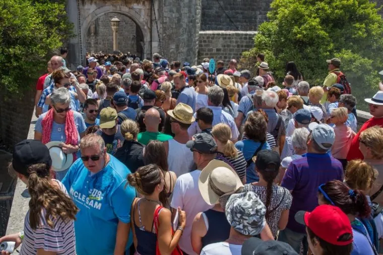 KAOS NA PILAMA: Skoro 8 tisuća turista navalila u centar Dubrovnika, nastala blokada