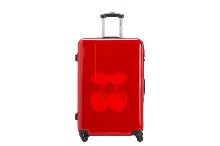 Ljetnim modelima putnih torbi dizajniranih u suradnji s kultnom diskotekom Pacha dominira print motiv trešnjica koje su sastavni dio svjetski poznatog vizualnog identiteta legendarnog kluba na svima omiljenoj party destinaciji, sunčanoj Ibizi.