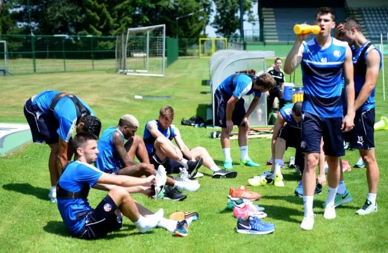 ODRADILI TRENING PO NAJVEĆOJ VRUĆINI: Igrači Dinama su spas od toplotnog udara potražili u kanti su vodom