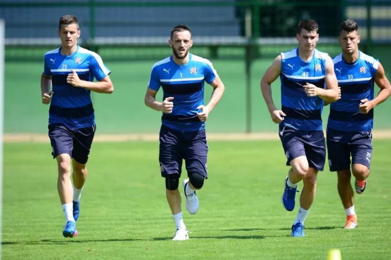 ODRADILI TRENING PO NAJVEĆOJ VRUĆINI: Igrači Dinama su spas od toplotnog udara potražili u kanti su vodom