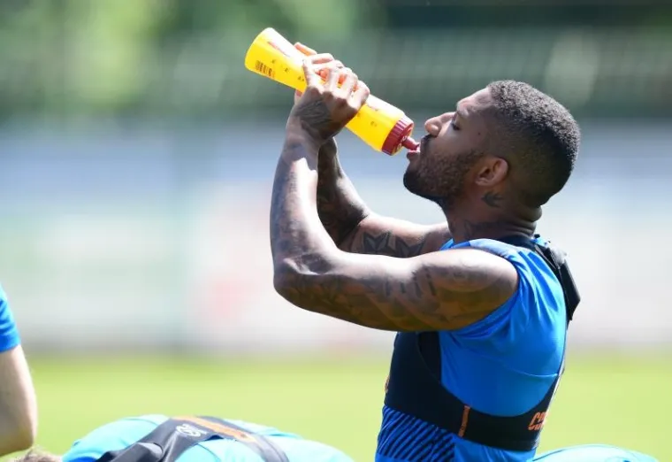 ODRADILI TRENING PO NAJVEĆOJ VRUĆINI: Igrači Dinama su spas od toplotnog udara potražili u kanti su vodom