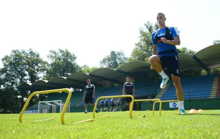 ODRADILI TRENING PO NAJVEĆOJ VRUĆINI: Igrači Dinama su spas od toplotnog udara potražili u kanti su vodom