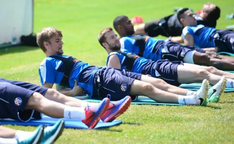 ODRADILI TRENING PO NAJVEĆOJ VRUĆINI: Igrači Dinama su spas od toplotnog udara potražili u kanti su vodom