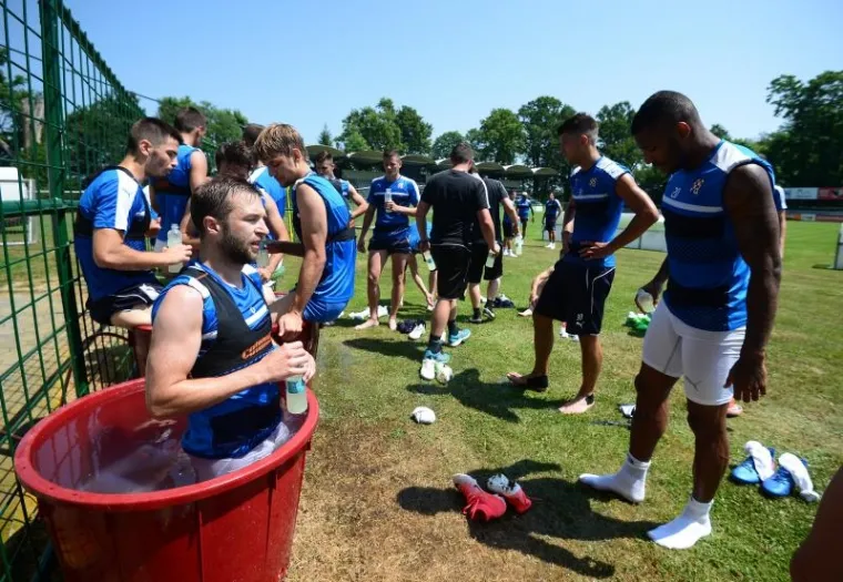 ODRADILI TRENING PO NAJVEĆOJ VRUĆINI: Igrači Dinama su spas od toplotnog udara potražili u kanti su vodom