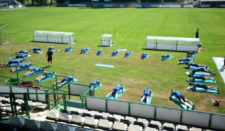 ODRADILI TRENING PO NAJVEĆOJ VRUĆINI: Igrači Dinama su spas od toplotnog udara potražili u kanti su vodom