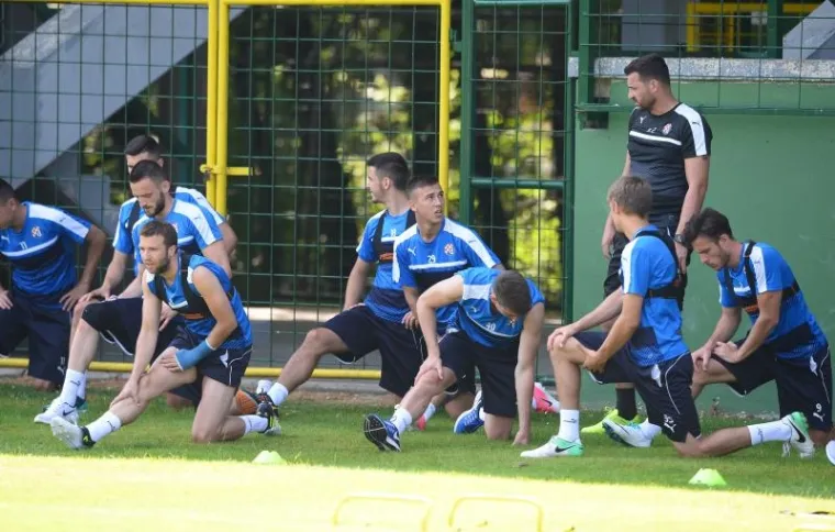 ODRADILI TRENING PO NAJVEĆOJ VRUĆINI: Igrači Dinama su spas od toplotnog udara potražili u kanti su vodom