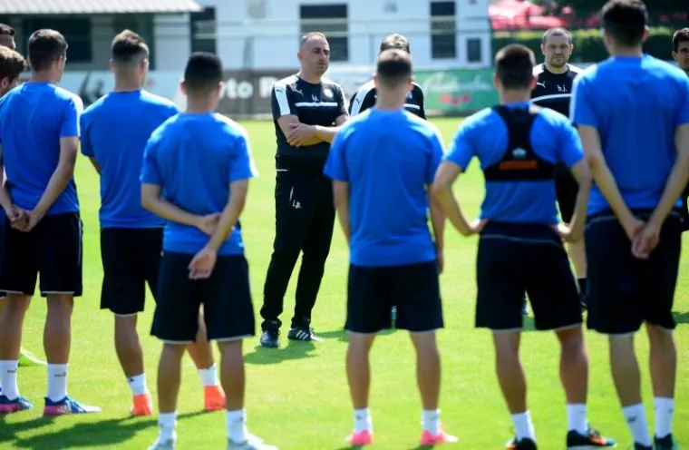 Igrači Dinama na pripremama su u Sloveniji. U Moravskim toplicama su na vrućini odradili trening, a zatim se hladili u kadi s vodom.