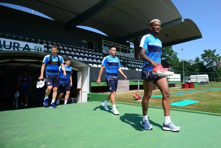 ODRADILI TRENING PO NAJVEĆOJ VRUĆINI: Igrači Dinama su spas od toplotnog udara potražili u kanti su vodom