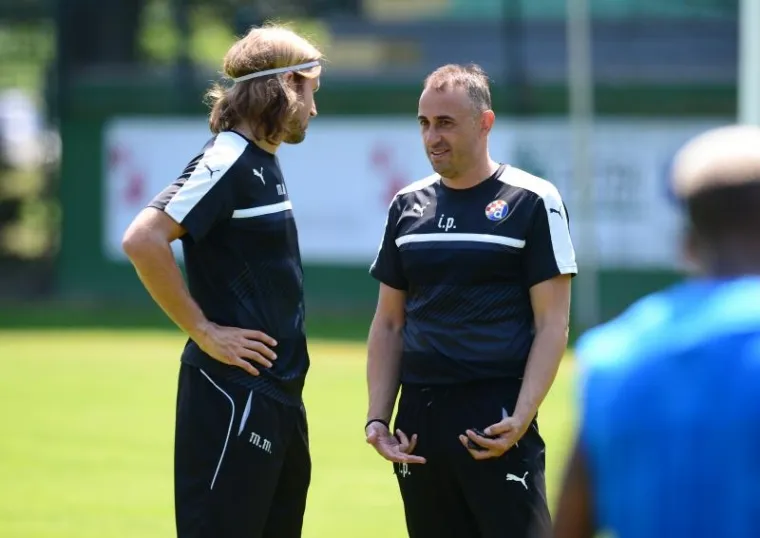 ODRADILI TRENING PO NAJVEĆOJ VRUĆINI: Igrači Dinama su spas od toplotnog udara potražili u kanti su vodom