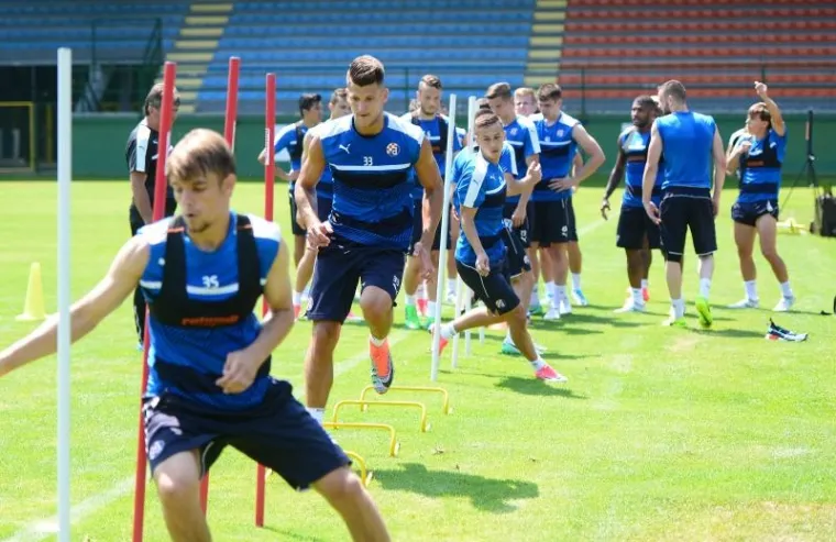 ODRADILI TRENING PO NAJVEĆOJ VRUĆINI: Igrači Dinama su spas od toplotnog udara potražili u kanti su vodom