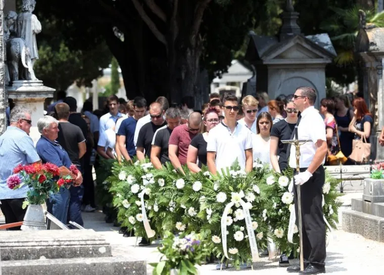 TUGA U ZADRU: Obitelj i prijatelji se oprostili od 14-godišnje djevojčice ubijene u ličkim Žuljinama