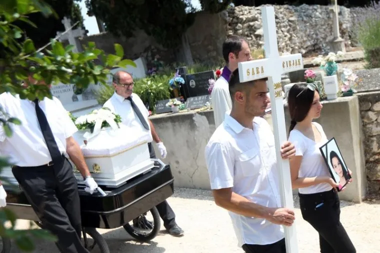 TUGA U ZADRU: Obitelj i prijatelji se oprostili od 14-godišnje djevojčice ubijene u ličkim Žuljinama