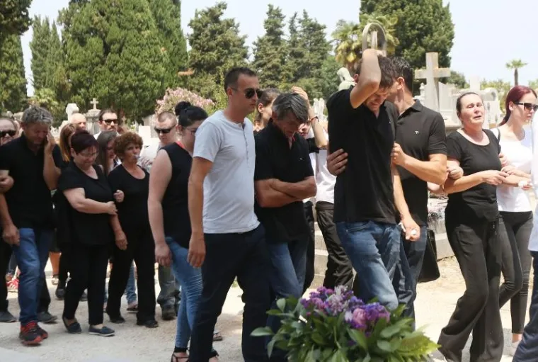 TUGA U ZADRU: Obitelj i prijatelji se oprostili od 14-godišnje djevojčice ubijene u ličkim Žuljinama