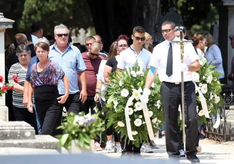 TUGA U ZADRU: Obitelj i prijatelji se oprostili od 14-godi&scaron;nje djevojčice ubijene u ličkim Žuljinama