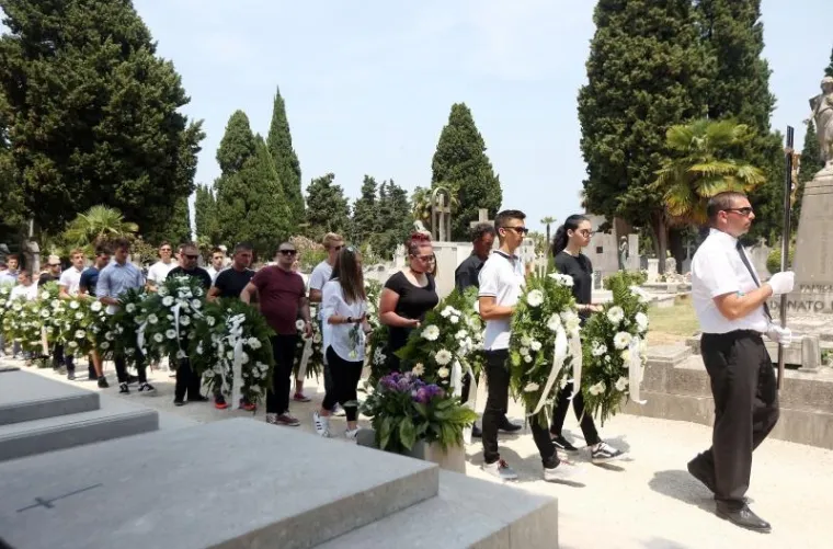 TUGA U ZADRU: Obitelj i prijatelji se oprostili od 14-godi&scaron;nje djevojčice ubijene u ličkim Žuljinama
