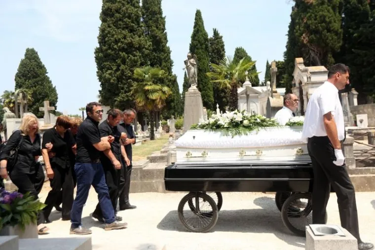 TUGA U ZADRU: Obitelj i prijatelji se oprostili od 14-godi&scaron;nje djevojčice ubijene u ličkim Žuljinama